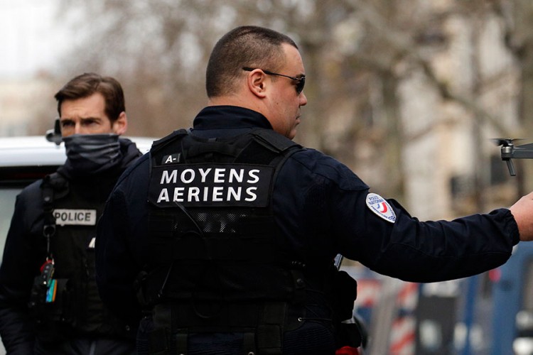 Nožem napao policiju u Parizu uzvikujući "Alahu ekber"