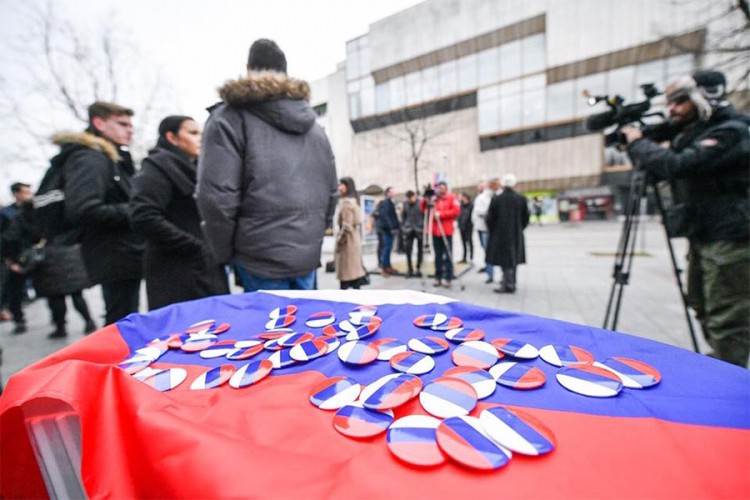 Mladi SNSD-a dijelili bedževe u bojama zastave Srpske