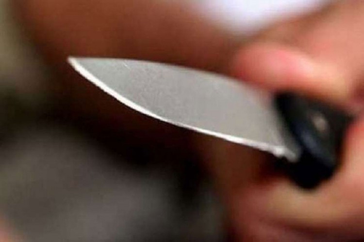 Užas u Kragujevcu: Nožem jurio radnicu marketa pa sebi prerezao vrat