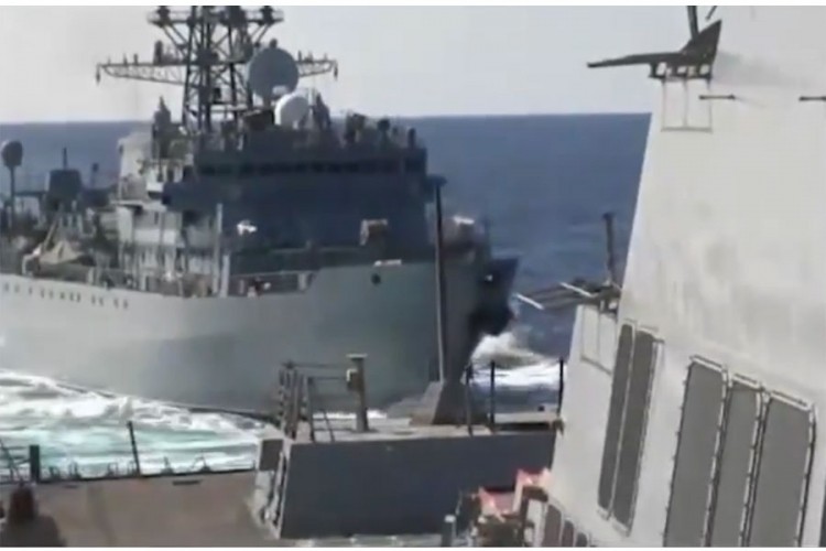 Ruski vojni brod "agresivno" blizu američkog razarača