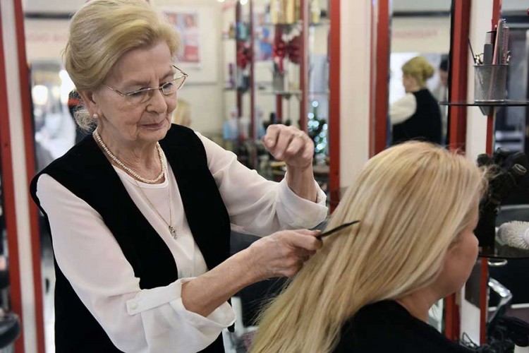 Tokom 60 godina frizerskog zanata mušterije joj otkrile mnoge tajne