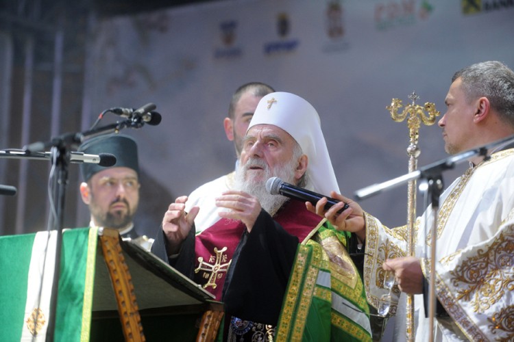 Patrijarh Irinej: Bezbožnici digli ruke na svetinje, to nisu ni Turci radili
