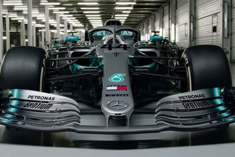 Šta se krije ispod cerade: Mercedes "tizuje" novi F1 bolid