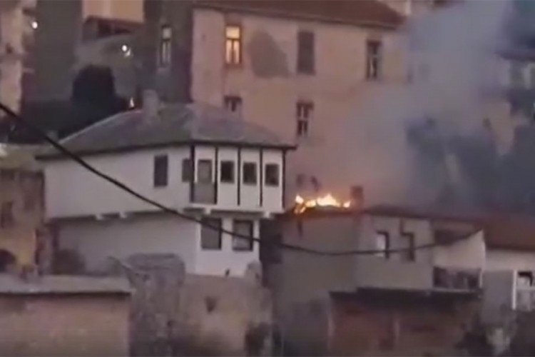 Požar u blizini Starog mosta u Mostaru