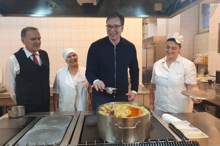 Vučić pomogao u kuhinji Predsjedništva