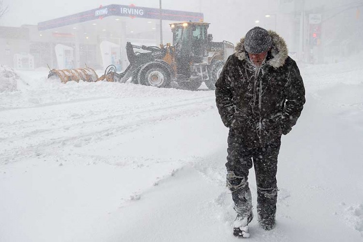 Vanredno stanje zbog snježne oluje: Aerodrom zatvoren, hiljade ljudi bez struje