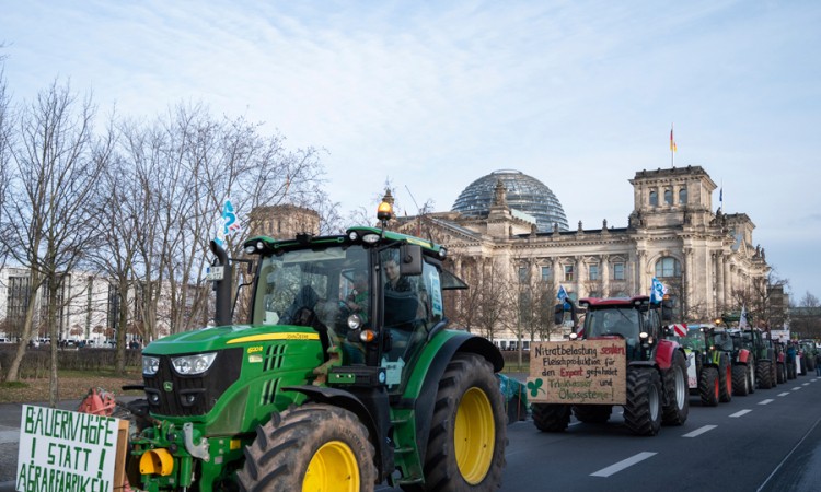 Stotine traktora na ulicama Berlina