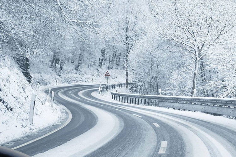 Vozači oprez: Mokri kolovozi, ugažen snijeg