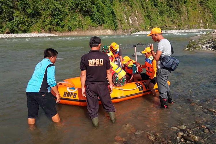 Devetoro tinejdžera stradalo u rušenju mosta na Sumatri
