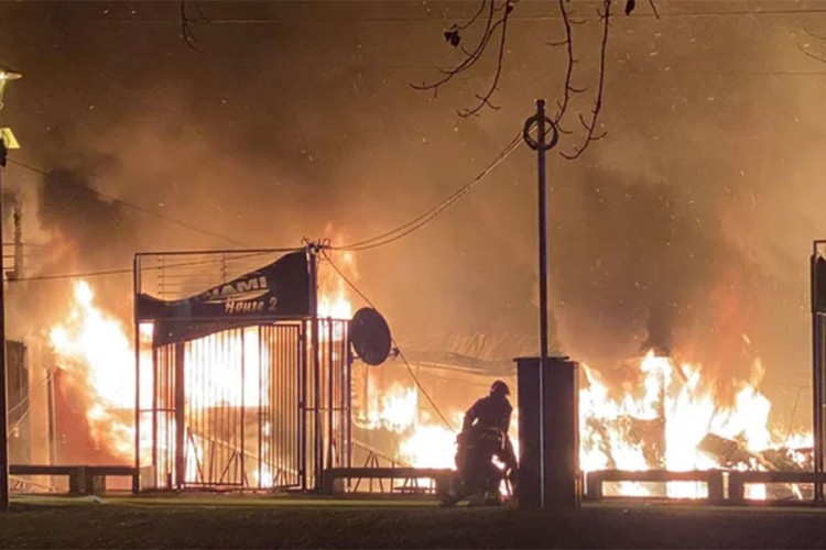 Ugašen požar na splavu u Beogradu