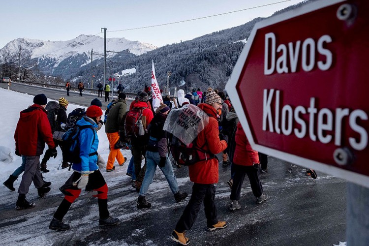 Protesti na početku jubilarnog 50. Svjetskog ekonomskog foruma u Davosu