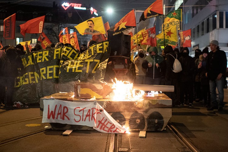 Protesti protiv foruma u Davosu, sukobi s policijom, troje uhapšenih