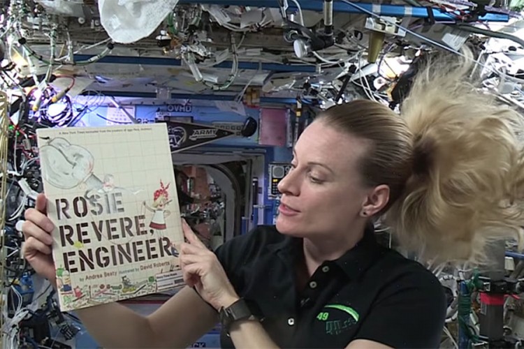 Astronauti čitaju djeci priče prije spavanja