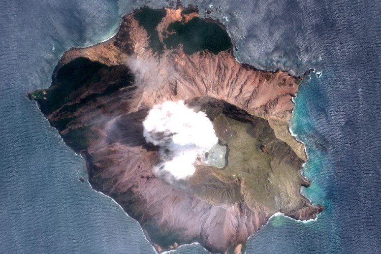 Broj stradalih u erupciji vulkana porastao na 20