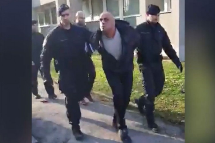 Zvijezda "Krim-tima" pljuvala i vrijeđala novinare tokom privođenja