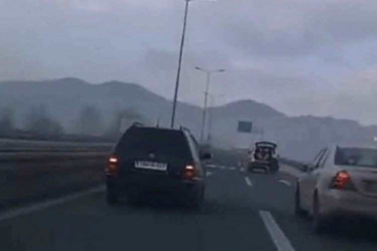 Automobil vukao muškarca na sankama na autoputu Sarajevo - Zenica