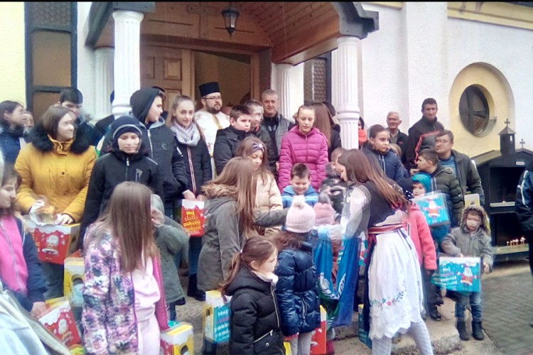 Paketići za djecu srpskih povratnika u Sanskom Mostu