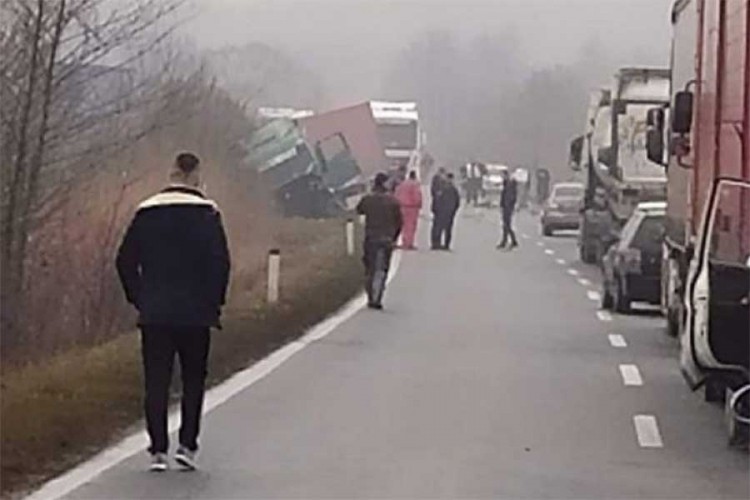 Vozač renoa poginuo u sudaru sa kamionom kod Lukavca