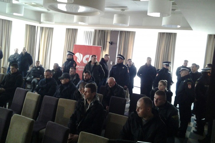 Policija preduzima radnje u vezi sa dešavanjima tokom sjednice SP-a u Doboju