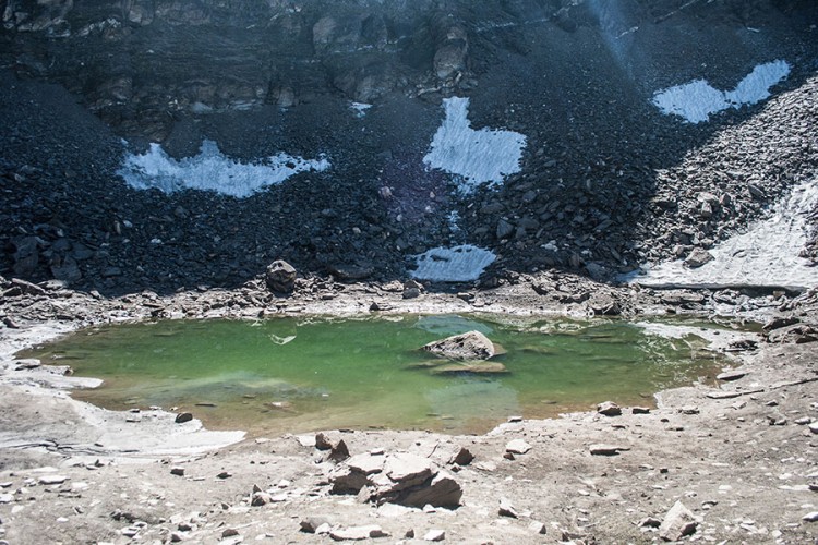 Himalajsko jezero krije kosti nekoliko stotina ljudi