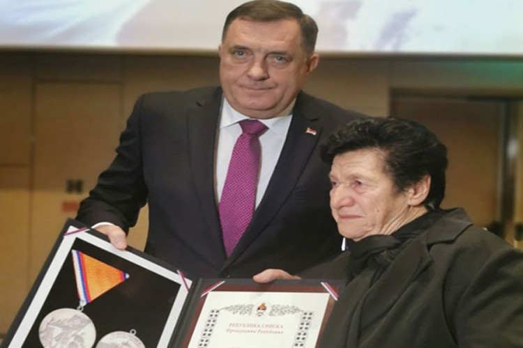 Dodik uručio medalju zasluga za narod porodici dobrovoljca Gorana Nikolića