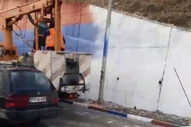 Mladići pokušali da spriječe komunalce da prekreče trobojku u Pljevljima