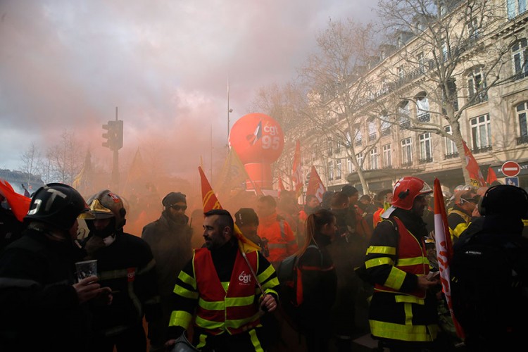 Sukobi policajaca i vatrogasaca na protestima u Parizu