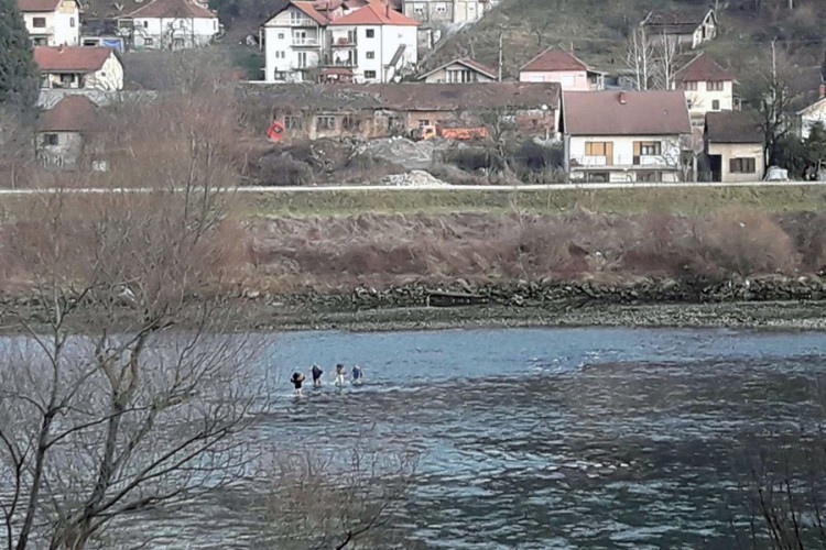 Migranti pokušali preći Drinu, jedan uspio