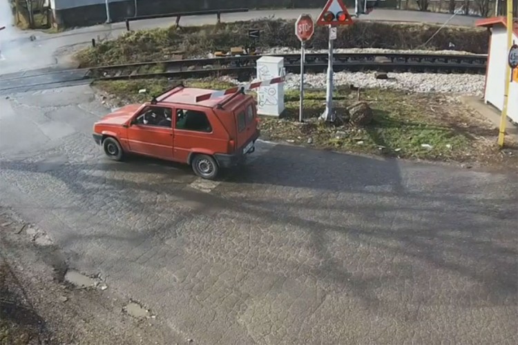 Novi snimak sa pružnog prelaza u Banjaluci: Otkinuo rampu