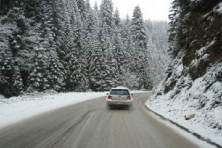 Vozači oprez: Kolovoz mokar, u višim krajevima ugažen snijeg