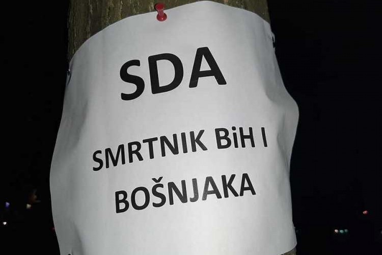 Plakati "SDA - smrtnik BiH i Bošnjaka" u Sarajevu