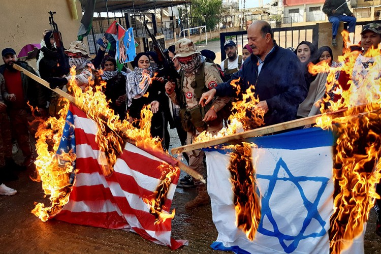 Posao cvjeta u iranskoj fabrici: Proizvode zastave SAD i Izraela za paljenje