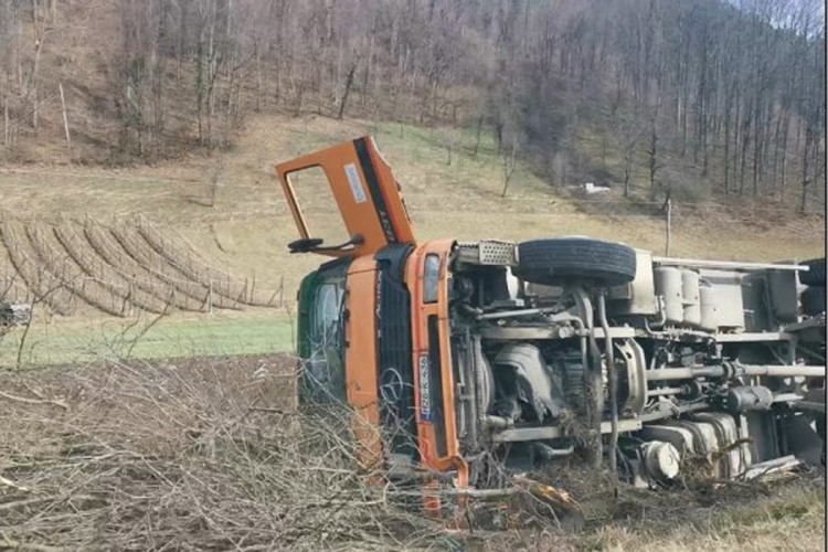 Kamion se prevrnuo na putu Banjaluka - Kotor Varoš