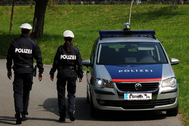Direktor u austrijskoj policiji smijenjen zbog šetnje u bademantilu