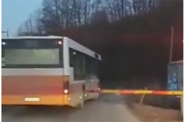 Rampe spuštene, a vozač autobusa prelazi preko pružnog prelaza
