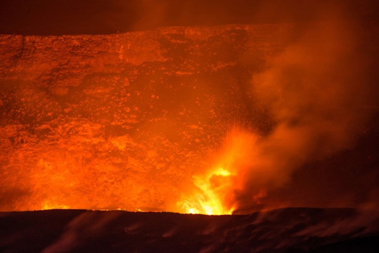 Proradio vulkan, kamenje letjelo 600 m od kratera