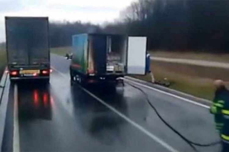 U Brčkom se zapalio kamion tokom vožnje