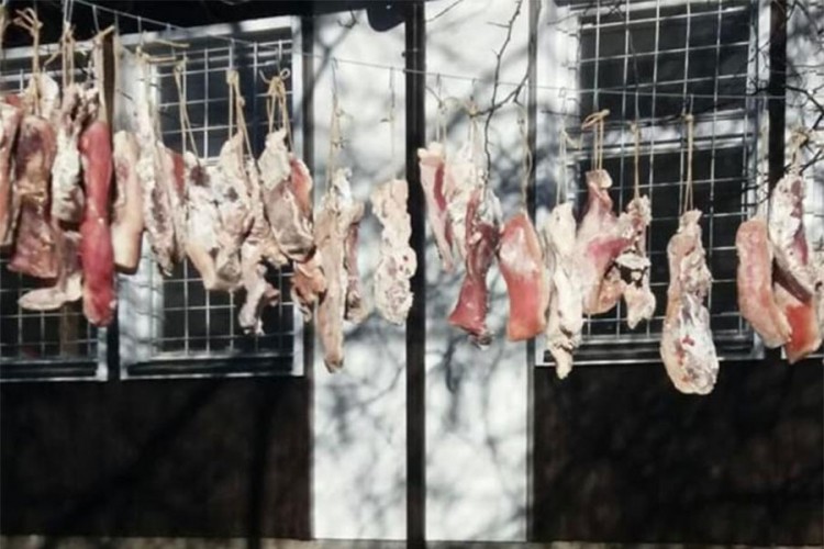 Kinezi u Srbiji sušili meso na žicama za veš