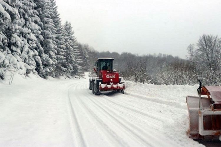 Snijeg obustavio saobraćaj na putu Mokro - Podromanija