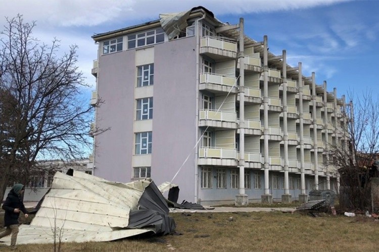 Vjetar odnio krov Studentskog doma u Nikšiću