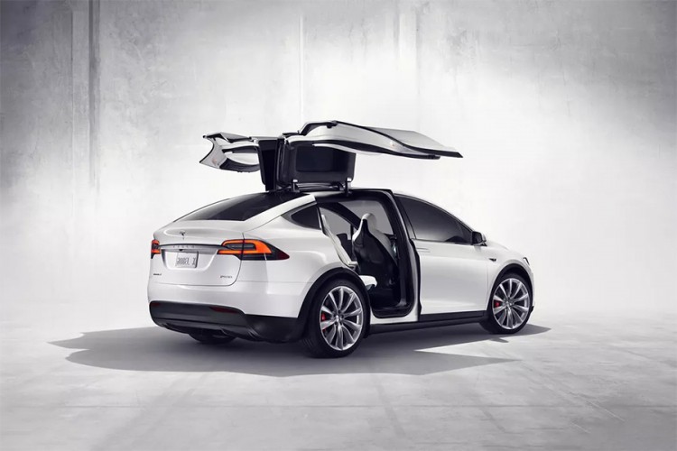 Tesla opoziva 15.000 Modela X