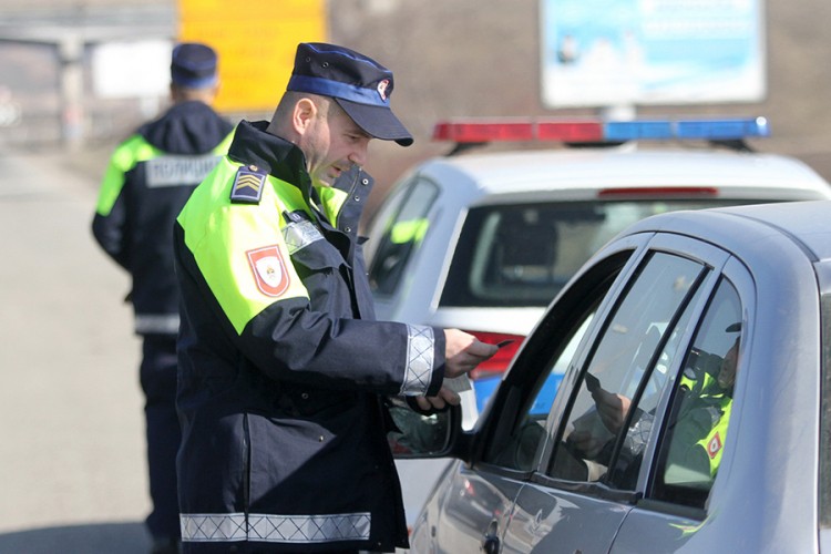 Zbog neplaćenih kazni policija oduzela šest automobila