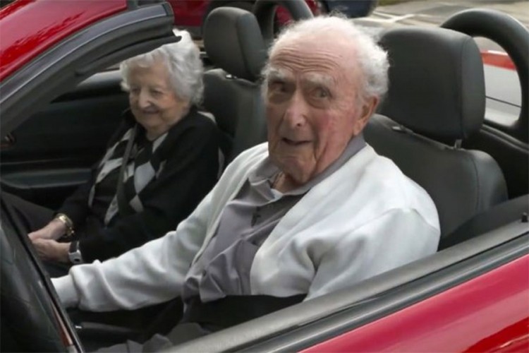 Ima 107 godina a i dalje vozi - i to kakav automobil