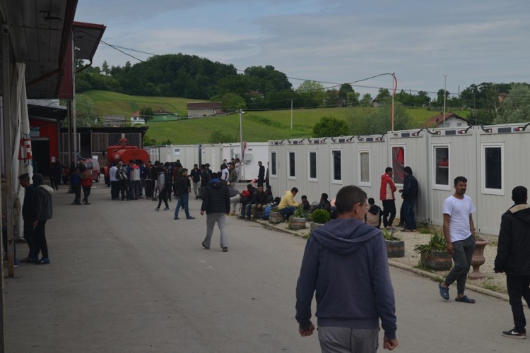 Sukob policije i migranata u Velikoj Kladuši