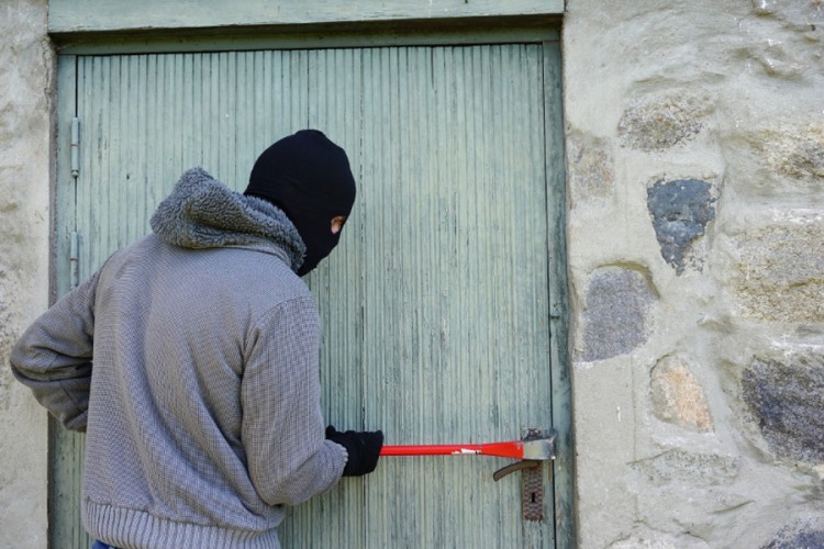 Lopovi iz kuće u Doboju ukrali gume, lopate i kantu
