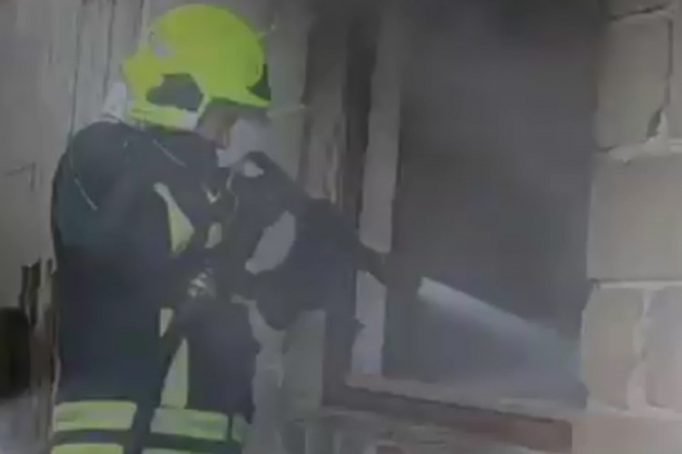 Jedno povrijeđeno u požaru u Banjaluci, vatrogasci objavili snimak akcije