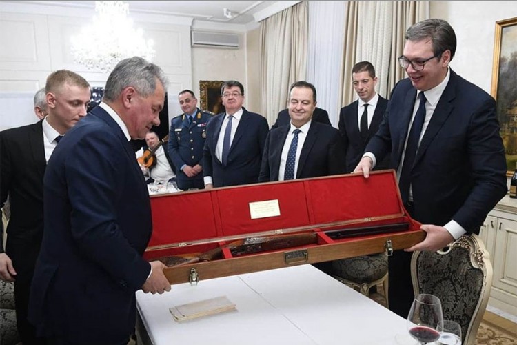 Vučić poklonio Šojguu lovačku pušku