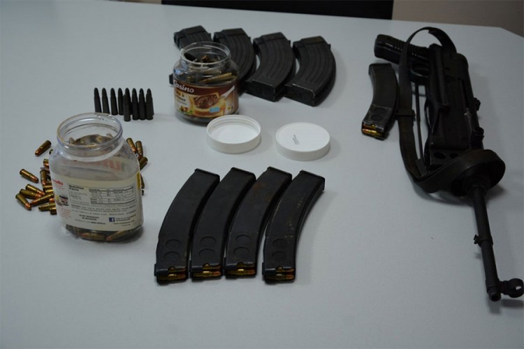 Policija pretresla kuću u Gradišci, pronađeno oružje i municija