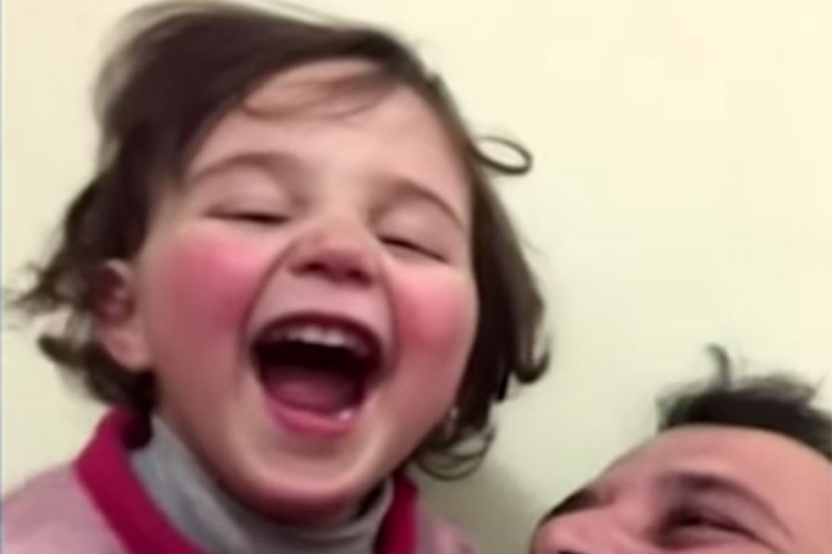 Djevojčica iz Sirije se smije kada čuje eksploziju