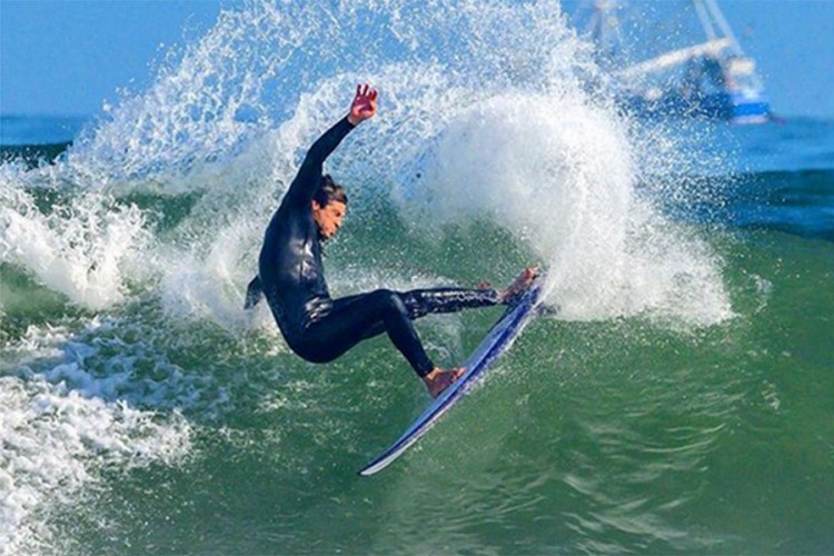 Surfer rizikovao život da snimi avanturu u jatu ajkula